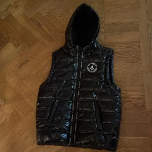 Jordan väst  - Nyskick! Köpt för 750 använd Max 5 ggr. Pris kan diskuteras. köparen står för frakt! 