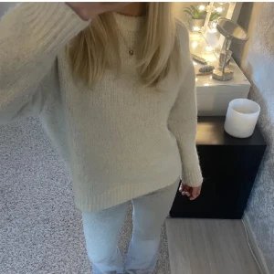 Stickad tröja - Lånade bilder!!! Säljer min snygga stickade tröja som inte kommer till användning längre💕 köpt på Plick och bilderna är från förra ägaren🩷