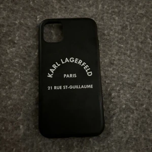 Telefonskal - Telefonskal som passar iPhone 11 som kommer från Karl lagerfeld. Det har blivit lite trasigt längst ner som man ser på andra bilden men det är inget som syns eller märks. Mobilskalet är i silikon