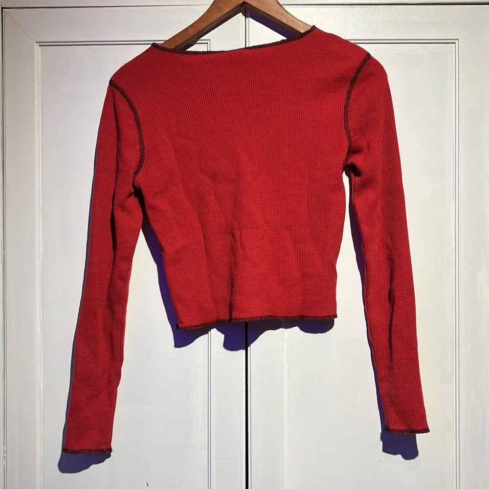 Röd tröja från urban outfitters. Har inte använt den mycket. Tröjor & Koftor.