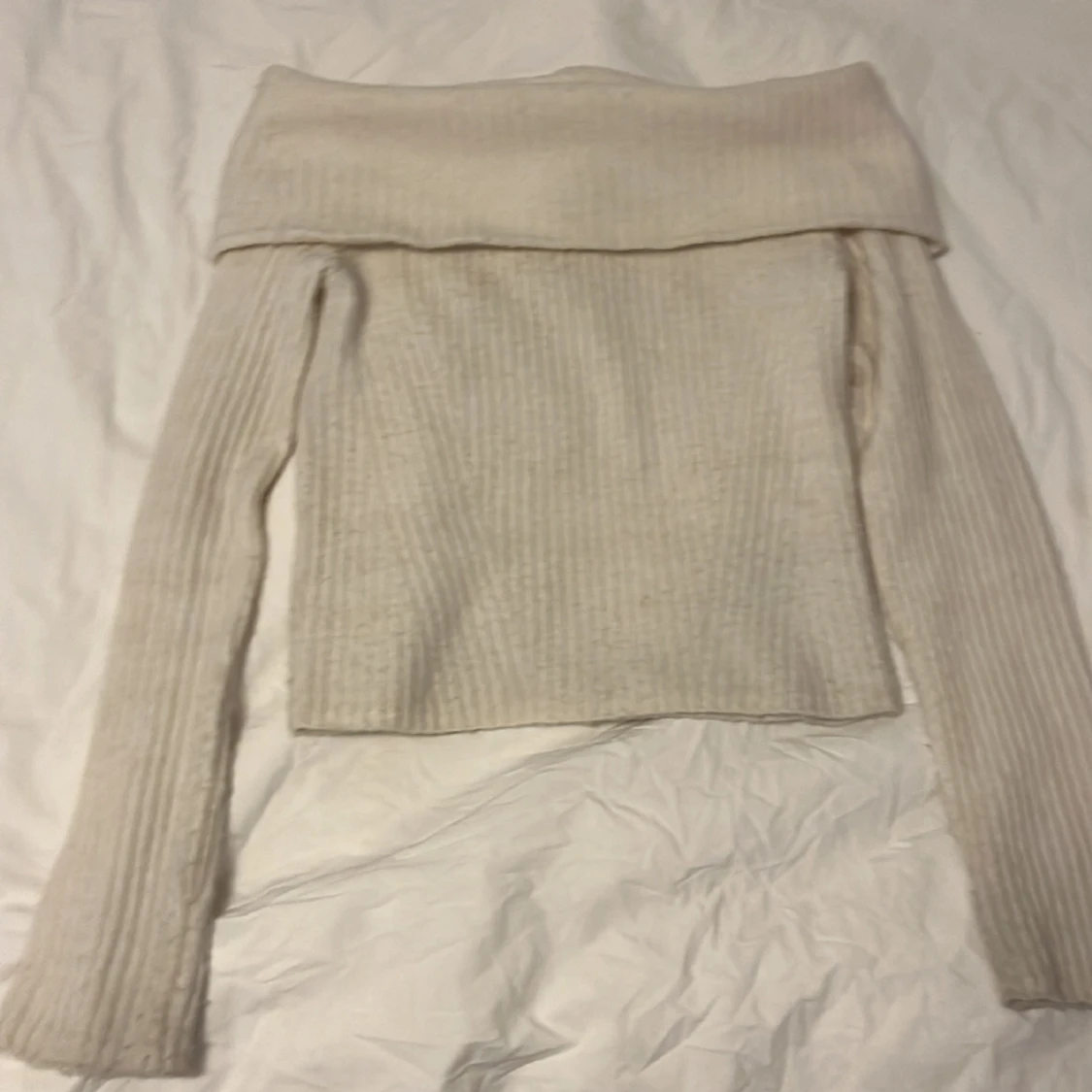 Off shoulder stickad tröja - 90