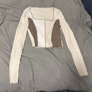 Tröja  - Magen syns lite, älskar materialet