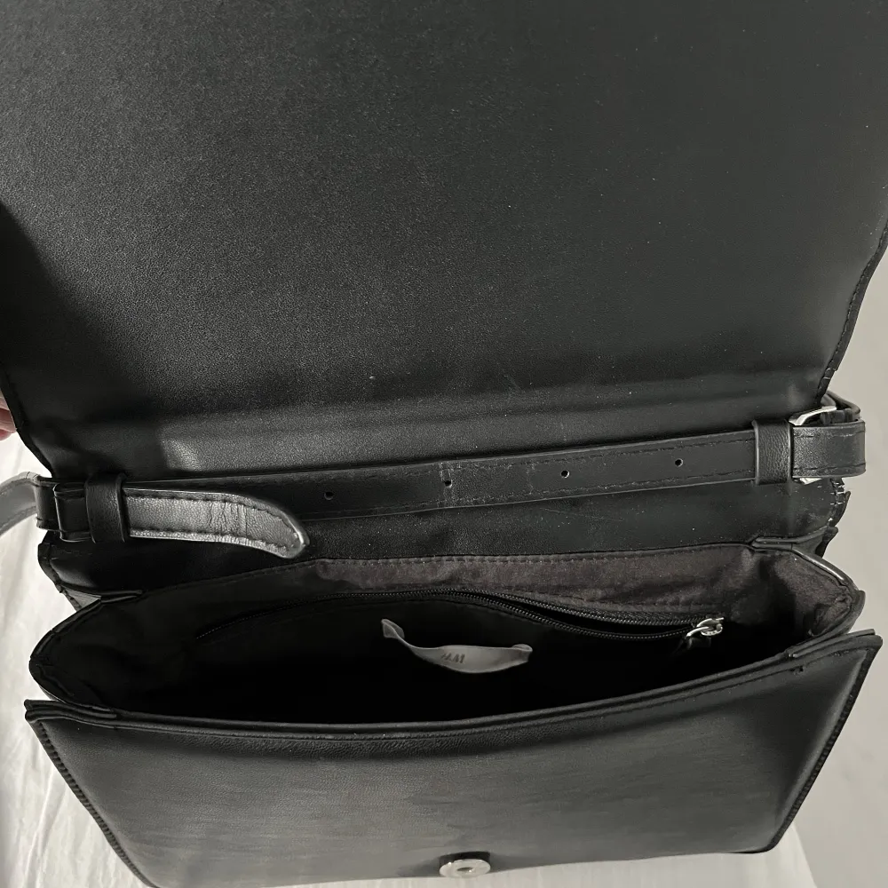Praktisk väska med justerbara band och man kan ta av och byta band. Får plats med allt man behöver👌🏼. Väskor.