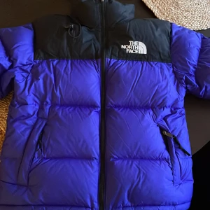 North Face Puffer - Hej! Säljer härmed min North Face jacka som jag köpt under hösten 2022. Inte använt så mycket och den är i bra skick.  Mvh.