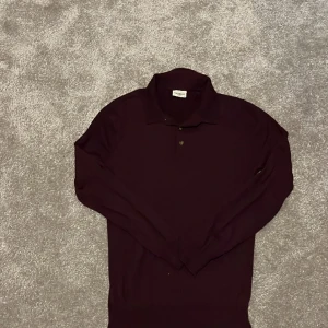 John Henric Lång ärmad piké - Nu har vi inne en riktigt grisch och fin långärmad piké från John Henric som passar för alla tillfällen👌 Färgen är vinröd och den är som ny💫 Nypris: 1500 Vårt pris: 499😍 Var inte rädd för att ställa fler frågor😊