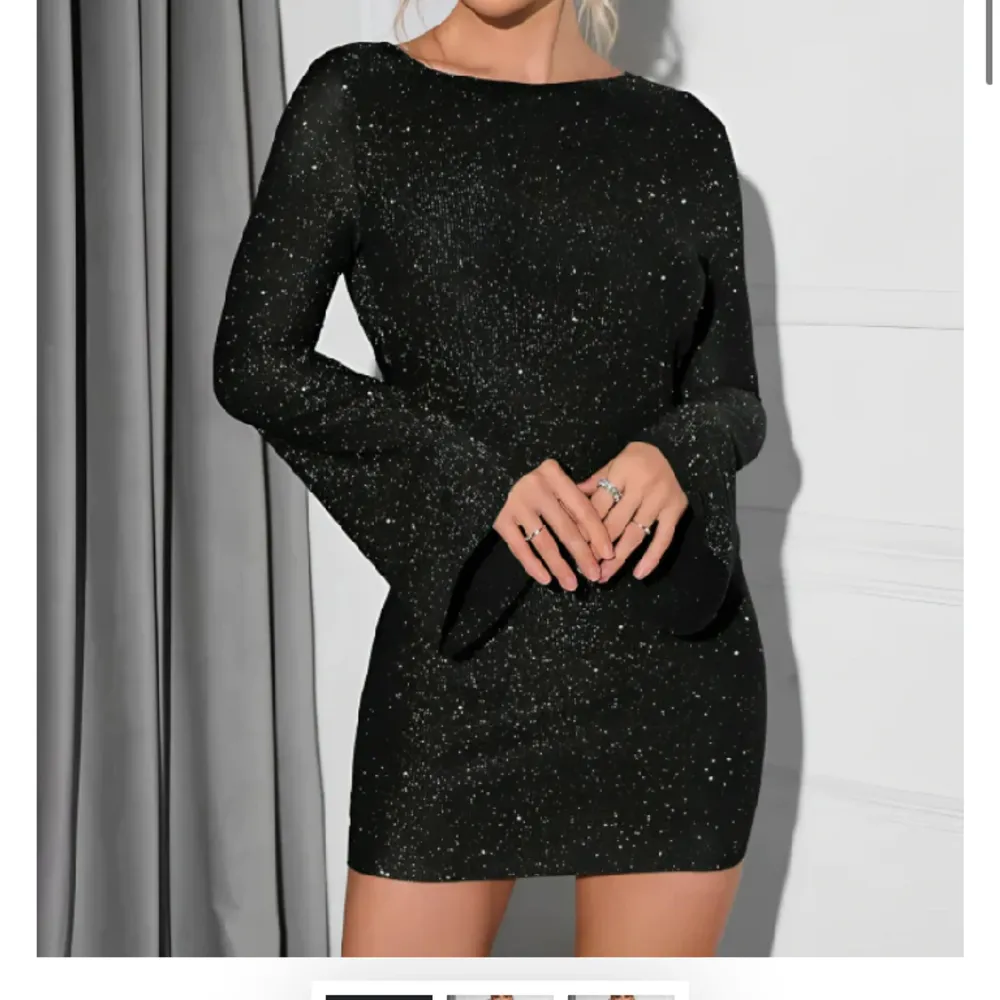 Säljer en jätte fin svart glittrig klänning med öppen rygg. Den är aldrig använd då jag köpte den nyligen men gick inte att lämna tillbaka så säljer den här istället. Är köpt för 920 kr men jag säljer den för 500 kr. . Klänningar.