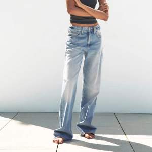 Skitsnygga raka jeans från Zara med medelhög midja❤️‍🔥Kan skicka fler bilder vid intresse!