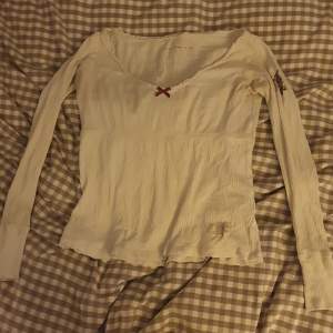 Säljer denna vita odd molly tröja för att jag inte använder den längre. Den är i ganska bra skick, bara ett väldigt litet hål under armen💛 