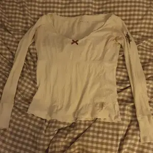 Säljer denna vita odd molly tröja för att jag inte använder den längre. Den är i ganska bra skick, bara ett väldigt litet hål under armen💛 