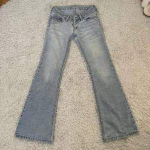 Säljer min kompis jeans då de är för små för henne, super fina men har lite slitning på rumpan!❤️