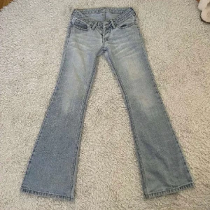 Jeans - Säljer min kompis jeans då de är för små för henne, super fina men har lite slitning på rumpan!❤️