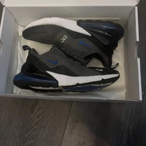 Nike Air Max 270 - Skorna är använda små skador, punkterad bubbla på båda. Storleken är 41 