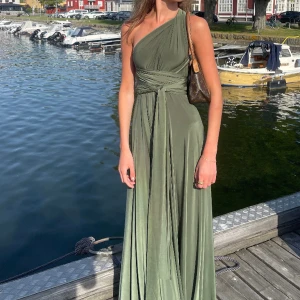 Balklänning  - Säljer min superfina balklänning från Goddiva. Endast använd en gång och därmed i toppskick. Har kortat den ca 10 cm för att passa mig som är 167 cm med ett par medelhöga klackar. Den går att knyta på massa olika sätt. Nypris 1299kr 🥰