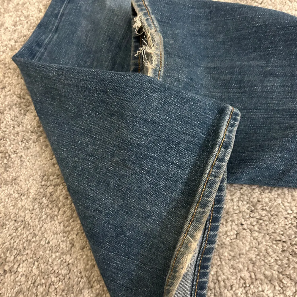 Jättefina jeans från hm som inte säljs längre, midjan har justerbara resårband men kan ta bort dom om de skulle önskas!   Jeansen är lågmidjade  Lite slita längst ner men annars jättebra skick!. Jeans & Byxor.
