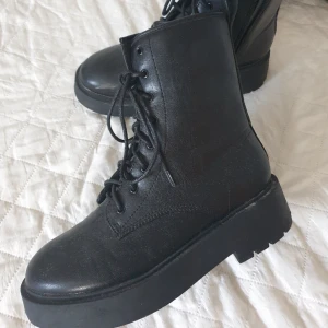 Kängor  - Helt nya kängor storlek 38 Köpta på nelly