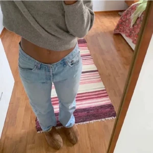 Zara jeans - Bra skick men det finns ett parti som är ljusare🤍 Syns på bild två