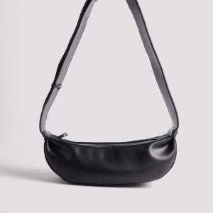 Väska - Säljer denna slutsålda trendiga väska då jag inte hann skicka tillbaka den till nakd. Den är alltså helt oanvänd. Nypris 499 men säljer för 300kr. Pris kan diskuteras