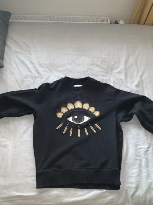 Kenzo Tröja  - Bra kvalitet kenzo tröja. Lite missfärgat men man ser knappt det. Ett bra tillägg till ens kollektion om man letar efter något nytt!  Priset kan diskuteras👍🏻