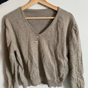 Beige tröja  - Beige v-ringad tröja i fint skick 