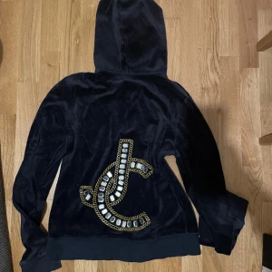 Navy juicy couture zipup  - Jättesnygg och bekväm kofta från juicy couture💕