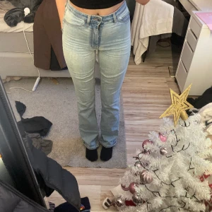 Jeans från cubus  - Jätte fina stretchiga jeans från cubus. Perfekt läng för mig som är 168cm.