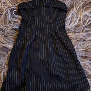 Kritstrecksrandig klänning  Helt ny med prislapp från Rut & Circle Storlek S 