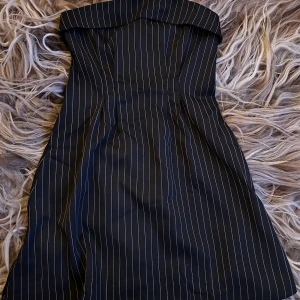 Kritstrecksrandig Tubklänning  - Kritstrecksrandig klänning  Helt ny med prislapp från Rut & Circle Storlek S 