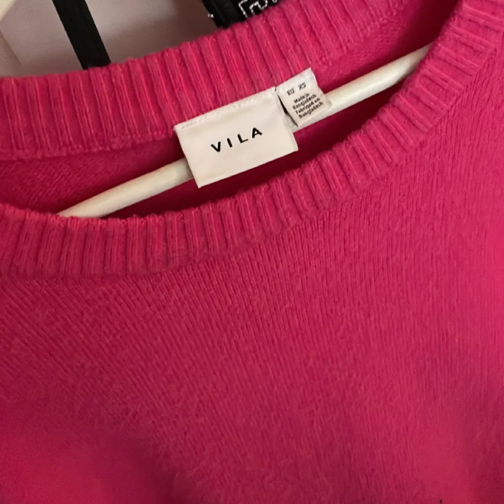 Säljer min stickade tröja i en super fin rosa färg. Säljer då den inte kommer till användning. . Stickat.