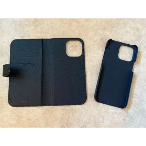 Mobilplånbok Iphone 14 Pro Max - Helt nytt skal till Iphone 14 Pro Max! Mobilskalet har magneter så den fästs smidigt fast i plånboken. 