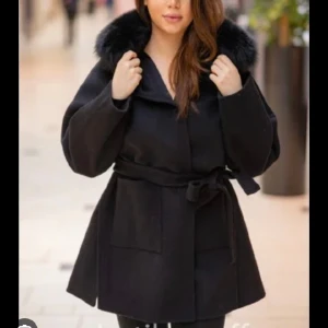 Kappa - Säljer denna fina ullkappa med svart äkta päls. Jättebra skick  🤍 köpt för ca 4000 kr. Pris kan diskuteras 