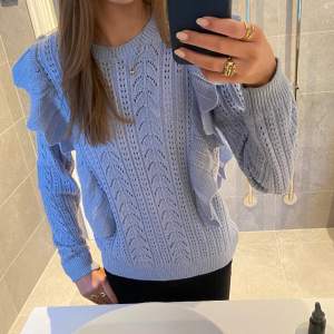 Säljer denna ljusblåa stickade tröjan med volanger från Lindex. Den har inga defekter och säljer pågrund av att den ej kommer till användning. Säljer för 150 + frakt!😊 Skriv privat om du har några funderingar eller vill ha fler bilder!