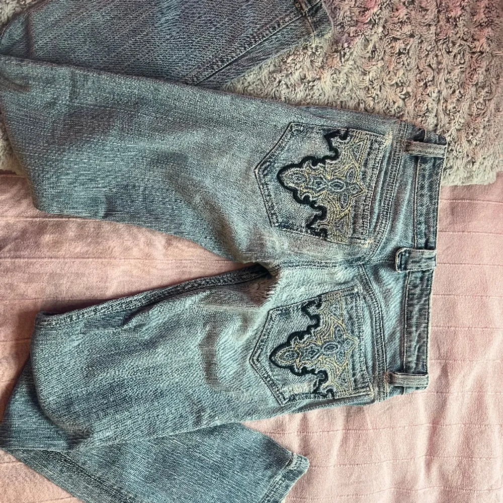 Dessa jeans är köpta i Thailand men har tyvärr fått ett hål vid rumpan! Det borde dock gå att fixa hos en skräddare❤️ skriv till mig för fler bilder❤️❤️. Jeans & Byxor.