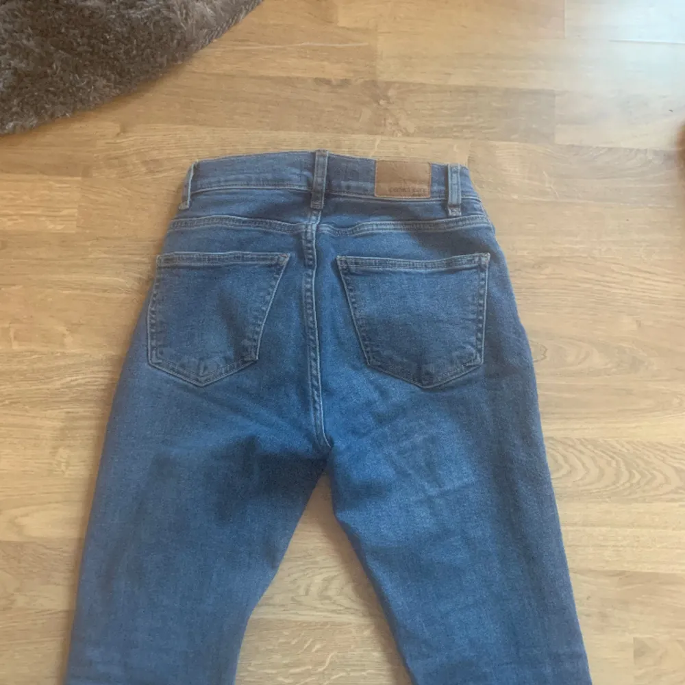 Säljer dessa super fina lågmidjade booutcut jeansen från Gina. Jeansen är i stolek 34💗. Jeans & Byxor.