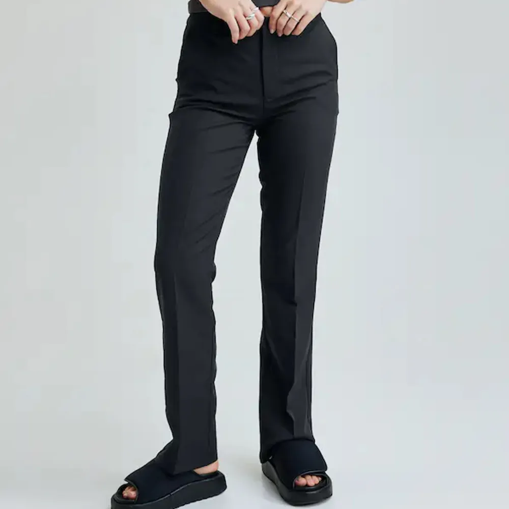 Fina svarta kostymbyxor med medelhög midja strl 34/xs. De är från bikbok i modellen Vilma. . Jeans & Byxor.