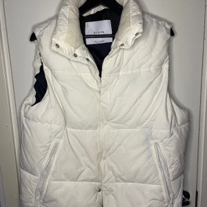 Bershka Väst - Skick: 5/5  Nypris: 899kr Storlek: S (Oversized passar XS-L) 