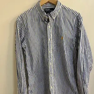 Säljer nu denna randiga Polo Ralph Louren skjorta. Använd få gånger och är i bra skick. Ny pris runt 2000kr mitt pris 299kr!! Skriv vid minsta fundering och buda. 