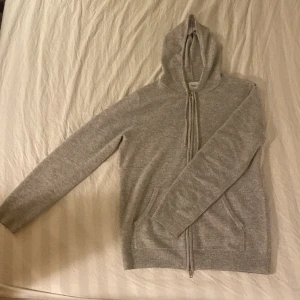 John Henric cashmere hoodie - Hej! säljer nu denna trendiga, snygga och nästintill helt nya John Henrik cashmere hoodien för jätte bra pris! Det var en julklapp men var för stor för mig därför jag nu säljer den. Nypris: 2300:- Mitt pris: 1200:- Hör av er vid minsta fundering! 