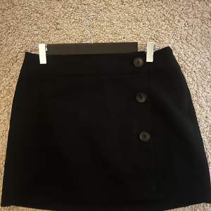 Jättefin svart kjol som knappt blivit använd. Low/mid waist