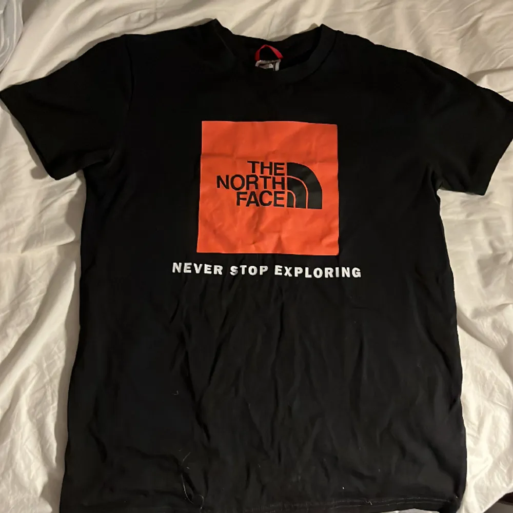 Svart/Orange The North Face T-Shirt med 9/10 skick och sällan använd.. T-shirts.