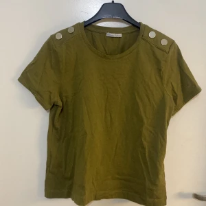 Zara fin T-shirt kakhi  - Fin knappt använd T-shirt zara Medium med knappar 