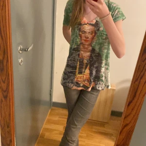 Frida Karlo tröja - Så fin och luftig t-shirt med Frida Karlo. Säljer då den inte används så mycket och den är i toppenskick. Skriv för vidare funderingar eller ytterligare bilder, skriv innan köp nu. Står ingen strlk men uppskattar att den är small/medium💞