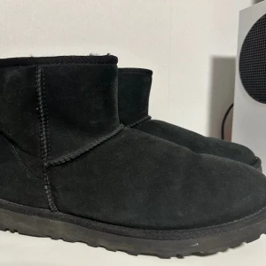 Uggs  - Säljer mina sköna Uggs då de är lite för stora för mig, använda en halv vinter så fortfarande i nyskick! Köpte de för 2399. Hör av dig vid fler frågor!