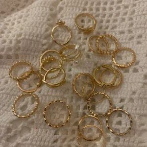 Guldiga ringar - En massa guldiga ringar. Säljer alla tillsammans för billigt pris!
