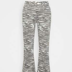 Säljer mina as coola zebra jeans köpta på zalando❤️‍🔥 Använt 1 gång så bra skick