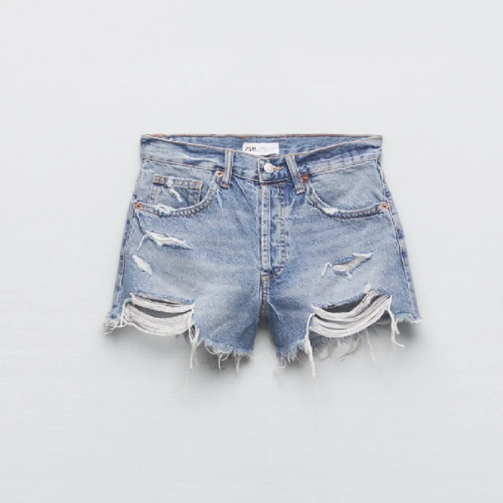 Jag säljer dom här jättefina jeans shortsen från Zara i storlek 36. Dom är oanvända och har lappen kvar:)💖. Shorts.