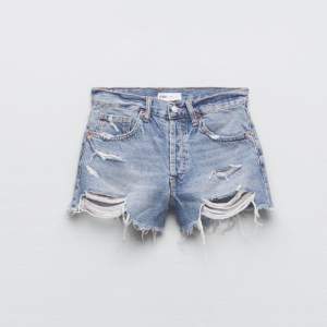 Jag säljer dom här jättefina jeans shortsen från Zara i storlek 36. Dom är oanvända och har lappen kvar:)💖