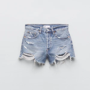 Jeans shorts från Zara - Jag säljer dom här jättefina jeans shortsen från Zara i storlek 36. Dom är oanvända och har lappen kvar:)💖