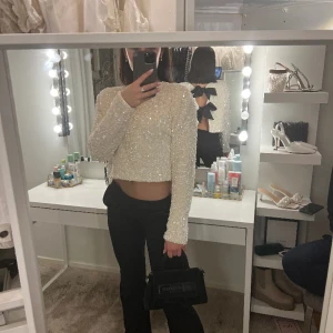 Populära koftan/tröjan från H&M - Använd 1 gång och inga defekter, går att ha som både kofta och som jag har på bilderna! Slutsåld på H&M, superfin!