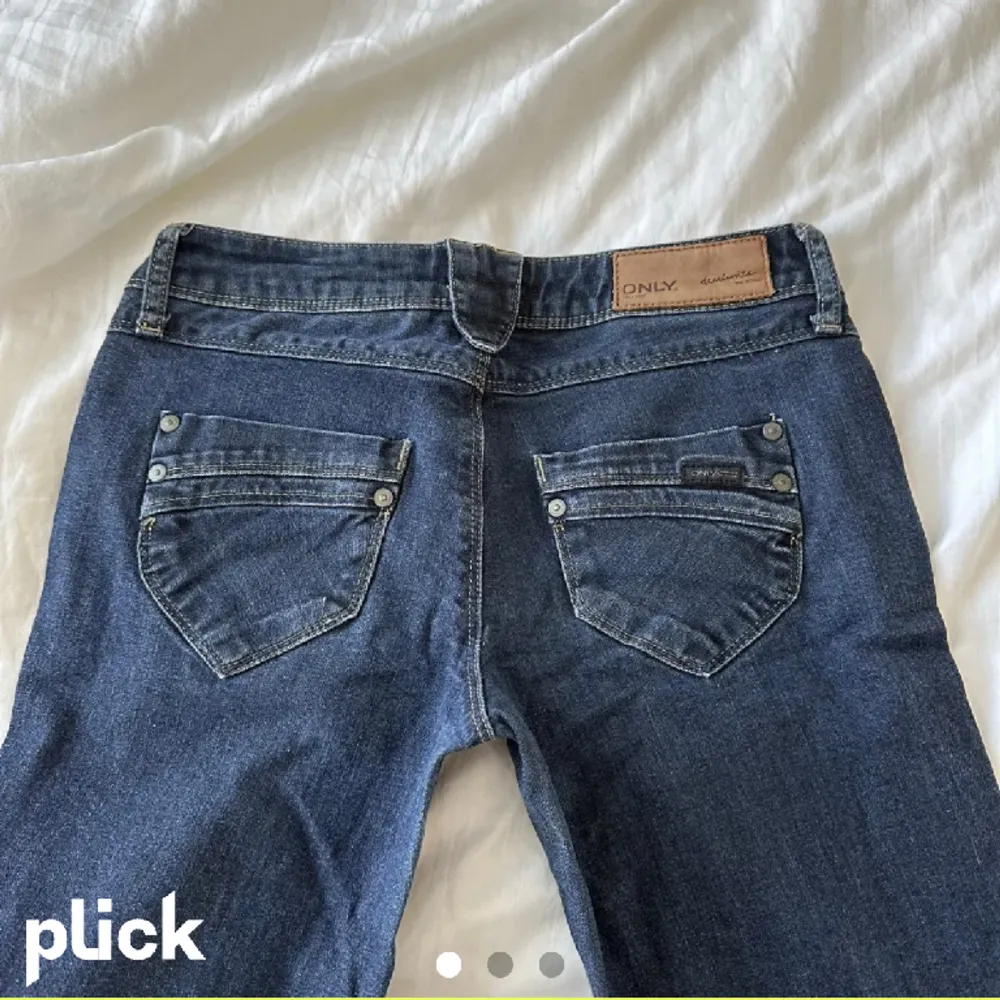 Världens snyggaste lågmidjade jeans ifrån only med assnygga fickor! Helt nya, sitter så fint på! Kom privat för frågor!. Jeans & Byxor.