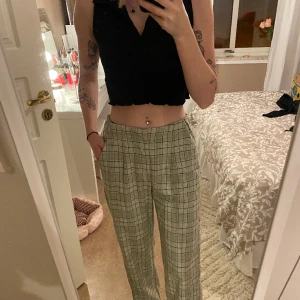 Byxa - Säljer en jättefin Grönrutig kostymbyxa från Bershka då dem både är för-stora och långa för mig💗 Slits i byxbenet, jättebra skick!! För referens är jag 164 cm och brukar ha s/xs☺️